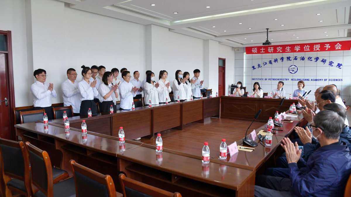 1686903126168029.jpg 1-2023化学专业硕士研究生毕业典礼暨学位授予会_简报 2023-06-16 1519.jpg