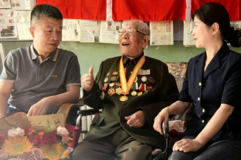 纪念抗战胜利80周年 伟德体育走访慰问抗日战争时期参加革命工作的离休干部